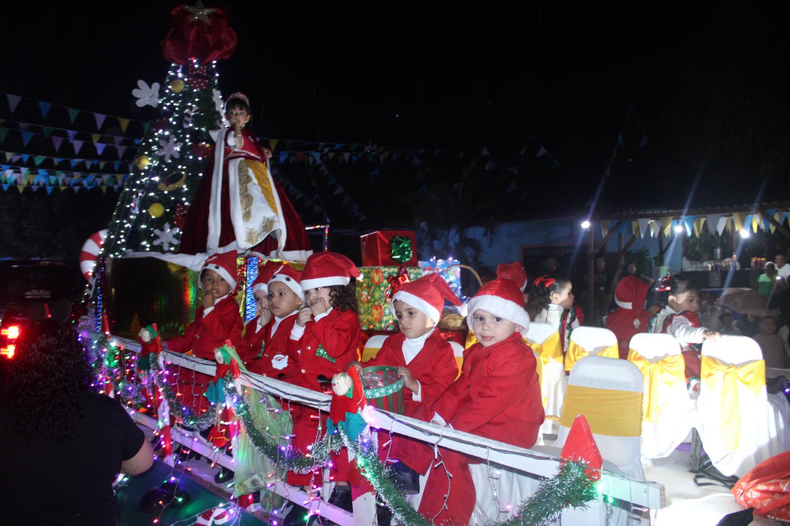 $!Familias rosarenses disfrutan desfile de las luces, gala navideña y encendido del árbol, pese a llovizna