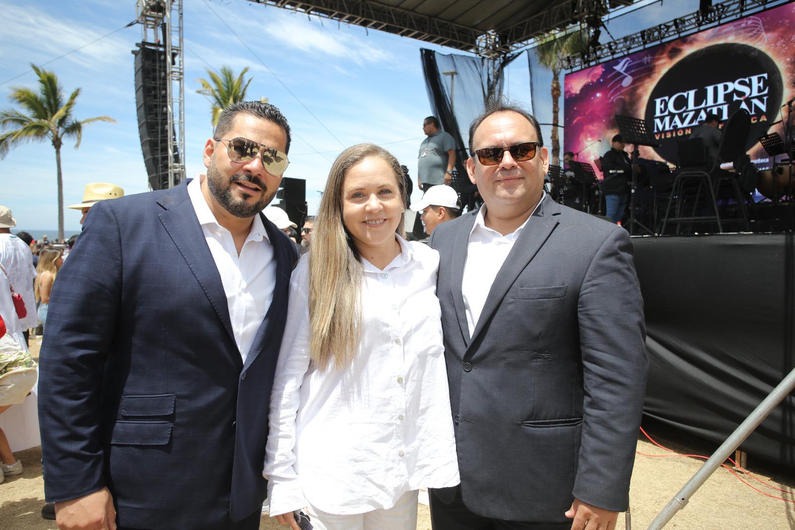 $!La alcaldesa Vanessa Torres López entre los tenores Carlos Osuna y José Manuel Chu.