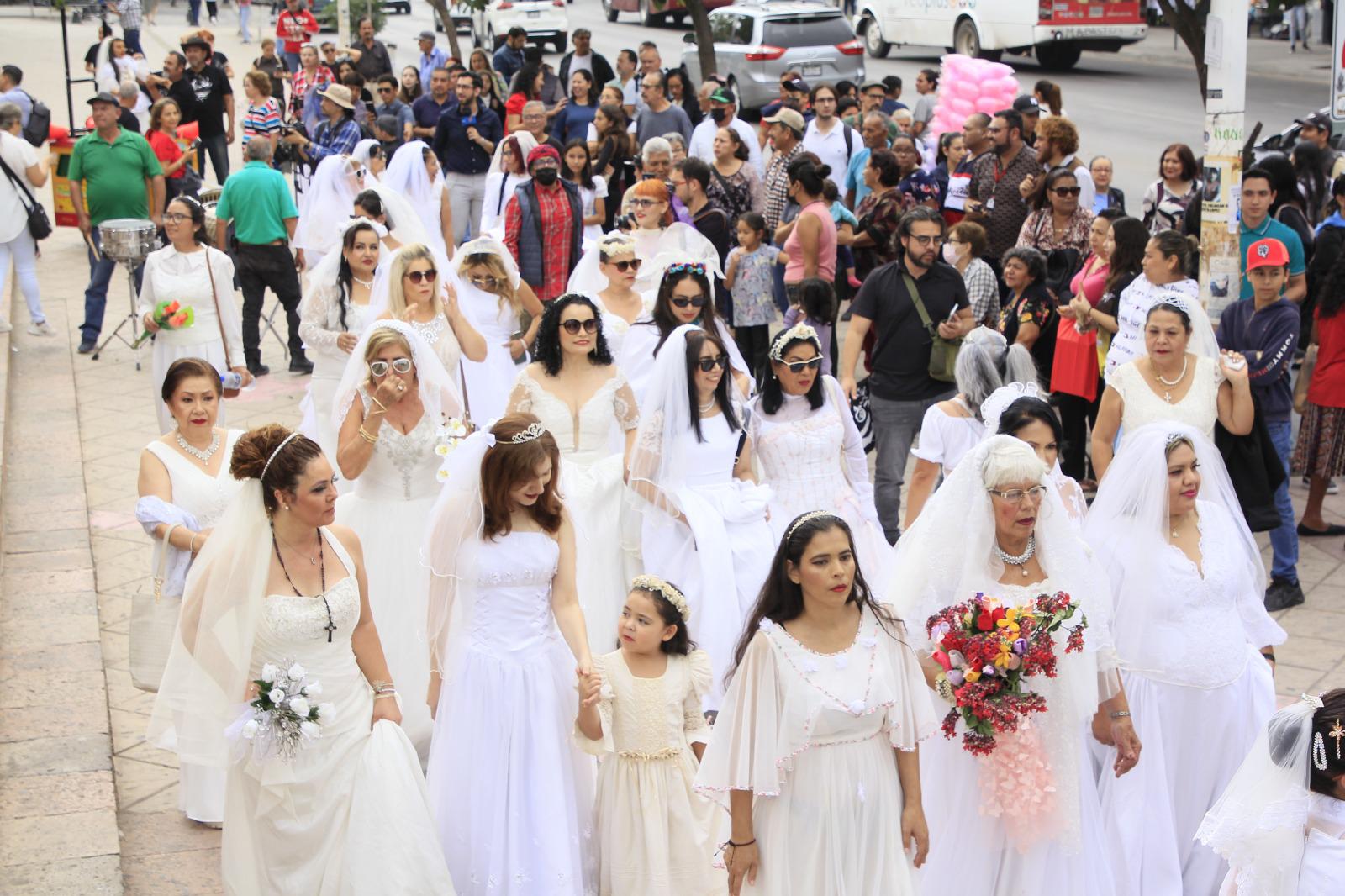 $!Decenas de mujeres recorren las calles de Culiacán vestidas de novia