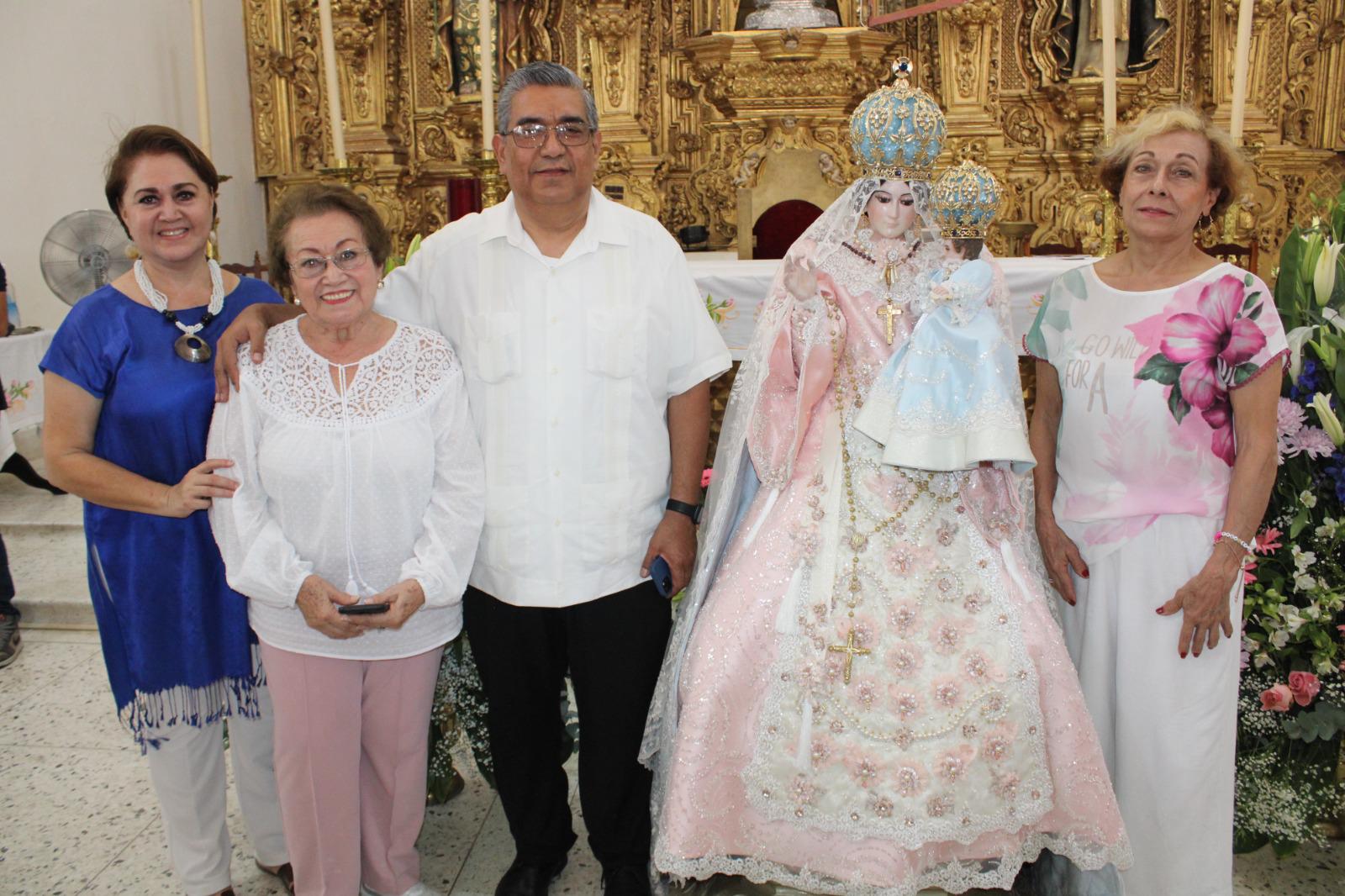 $!Carlos Renato agradece su consagración sacerdotal con vestido a Nuestra Señora del Rosario