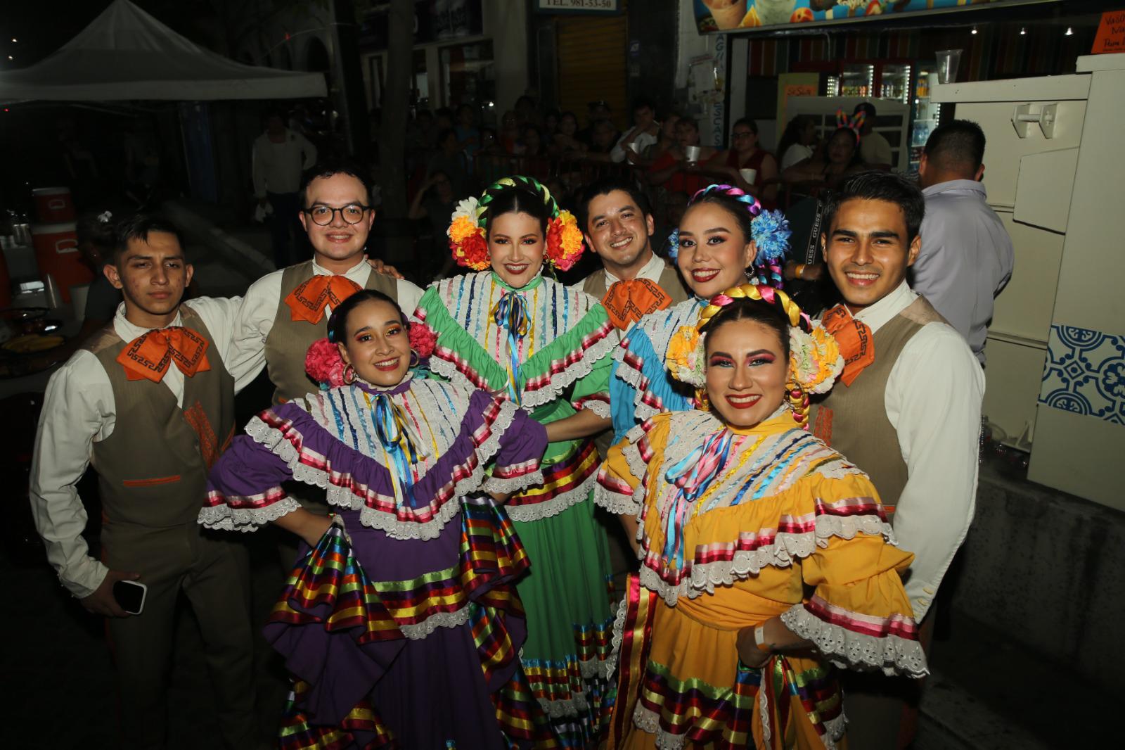 $!Integrantes del Ballet Folclórico del Instituto de Cultura lucieron sus trajes típicos mexicanos.