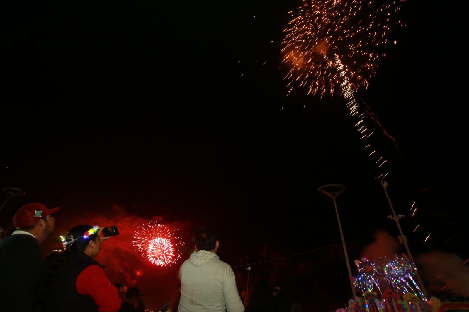 $!Estallan luces multicolores en el cielo de Olas Altas; regresó el Combate Naval