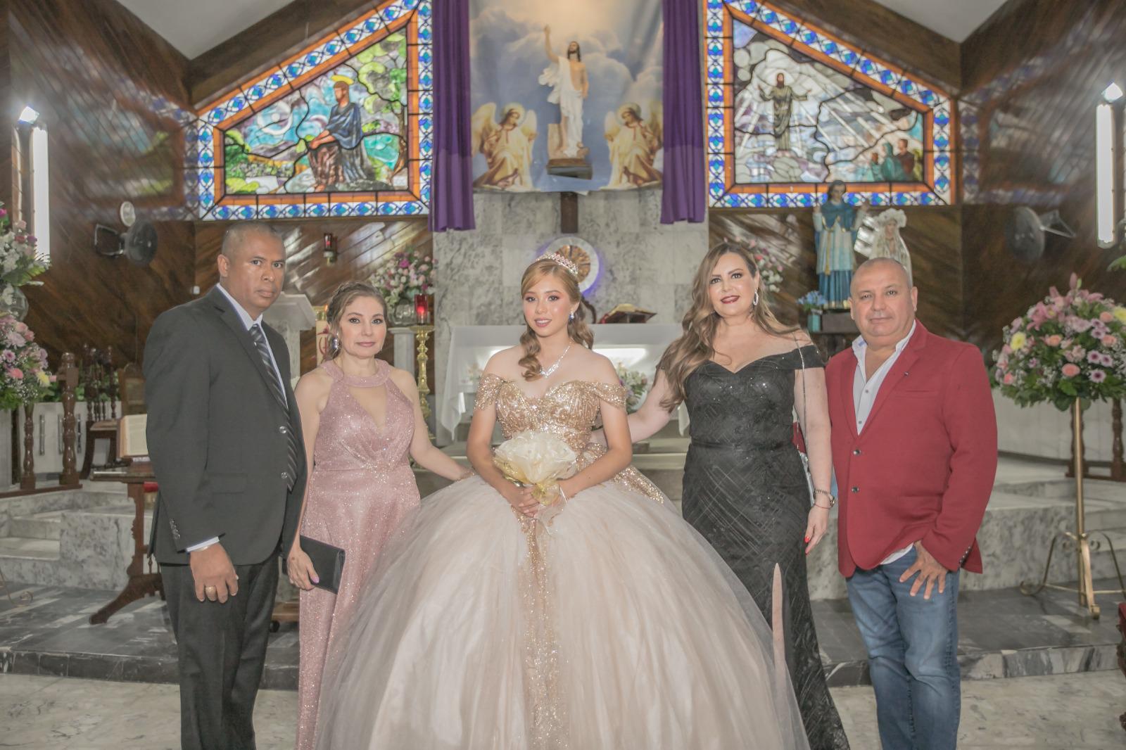 $!La quinceañera entre sus papás, Sergio Manuel Martínez Baylón y Gabriela Osuna Lizárraga, y sus padrinos, Rocío del Carmen Lizárraga y Carlos Jesús Osuna Lizárraga.