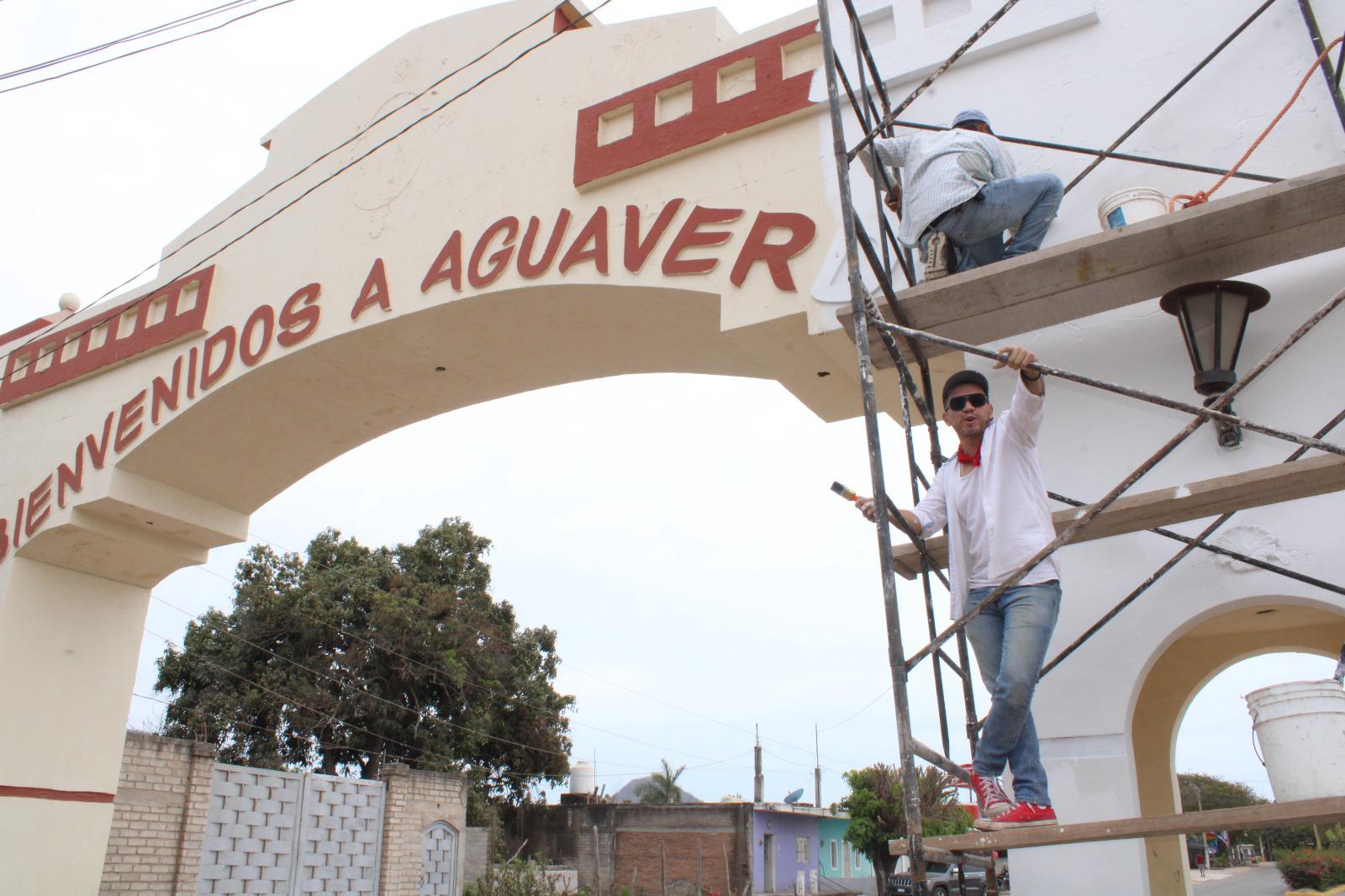 $!El reconocido pintor Sergio Ramírez reviste con su arte los arcos de la sindicatura de Agua Verde