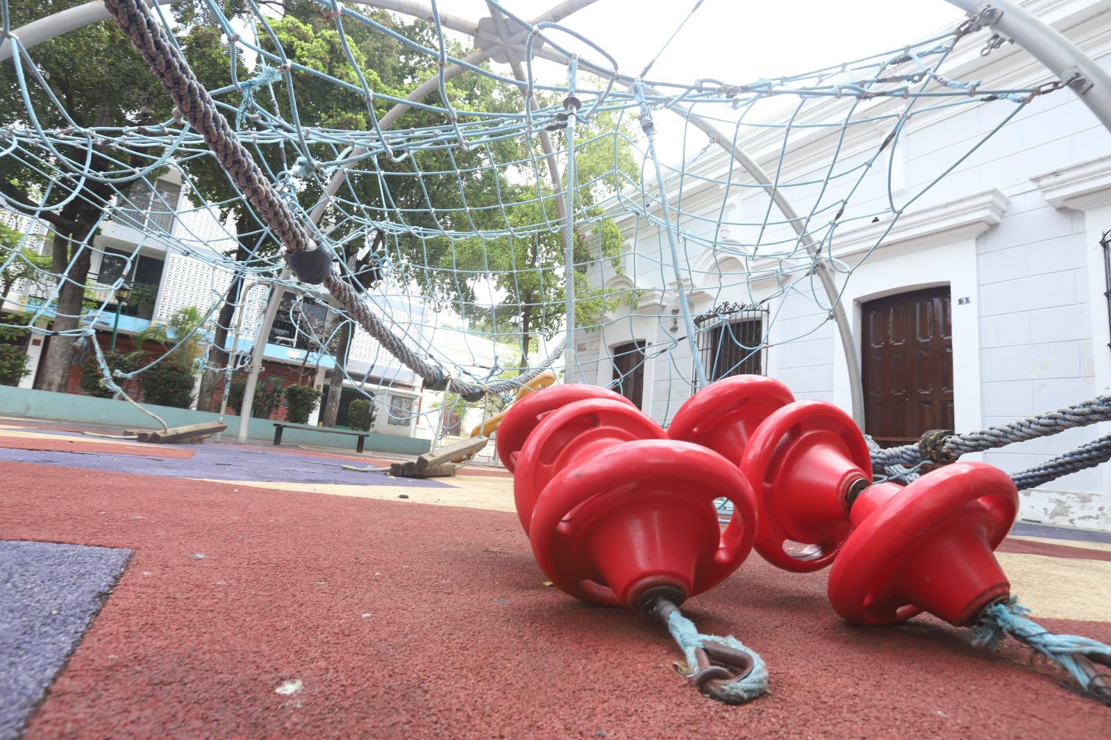 $!Destruidos e inutilizables, continúan juegos del parque Venustiano Carranza en Centro Histórico de Mazatlán