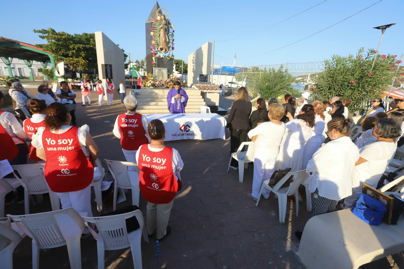 $!El Padre Alberto Ortega a los pies de la Virgen ofició una misa.