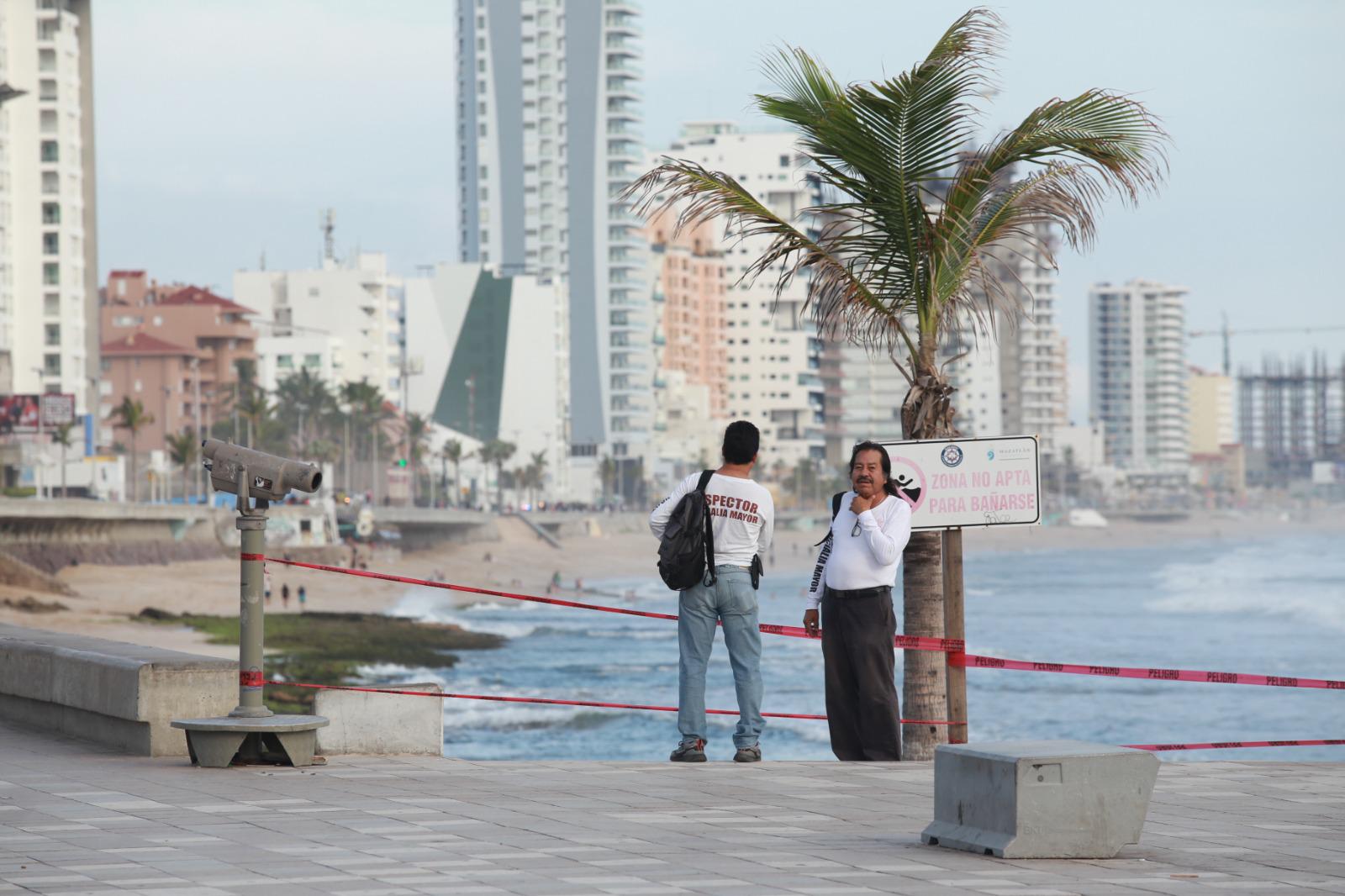 $!Alertan a bañistas sobre zanja en área de playas; cierran acceso en letras de Mazatlán