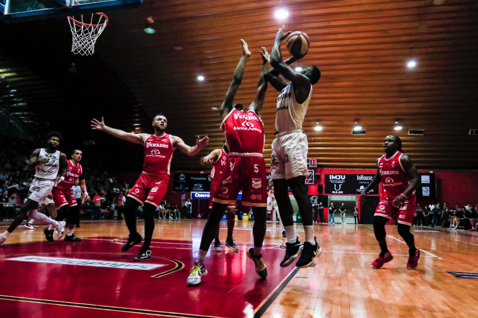 $!Caballeros de Culiacán supera en el Revolución a Venados Basketball