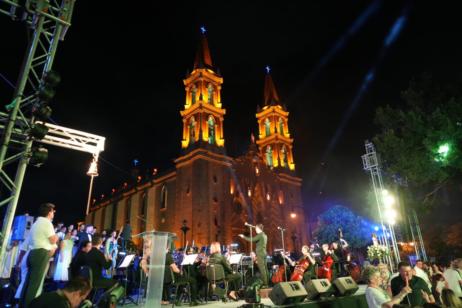 $!La Plazuela República se transformó en un escenario a cielo abierto.