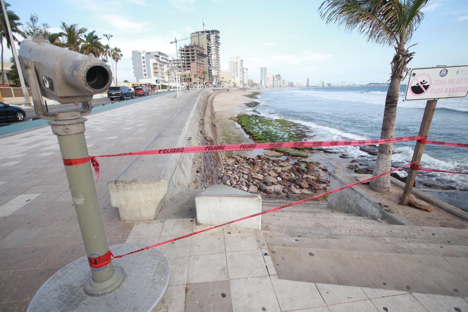 $!Alertan a bañistas sobre zanja en área de playas; cierran acceso en letras de Mazatlán