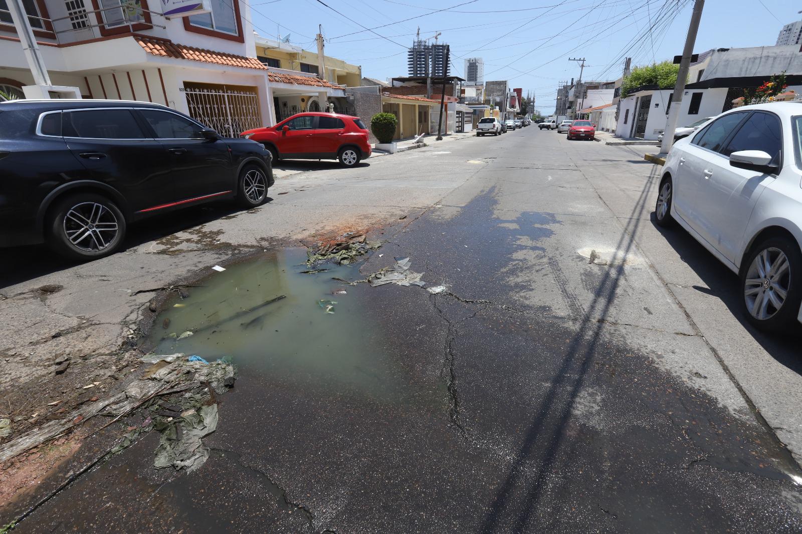 $!Vecinos de Lomas del Mar denuncian colapso de alcantarillas y derrame de aguas negras