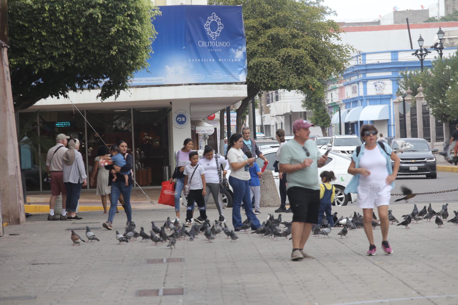 $!Visitantes llenan restaurantes y recorren el Centro Histórico de Mazatlán