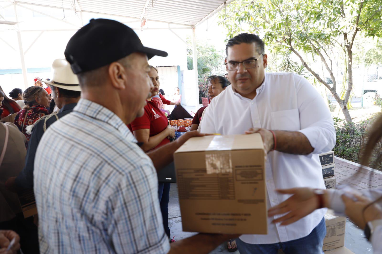 $!Entregan apoyos a familias de La Noria, en Mazatlán