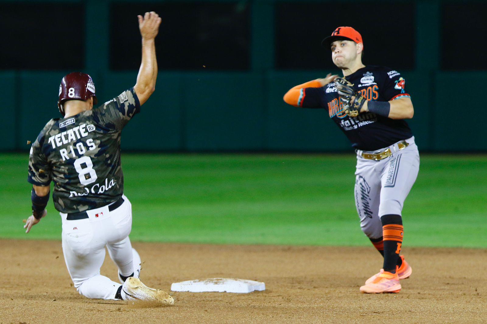 $!Naranjeros se lleva el primero del Clásico en Culiacán