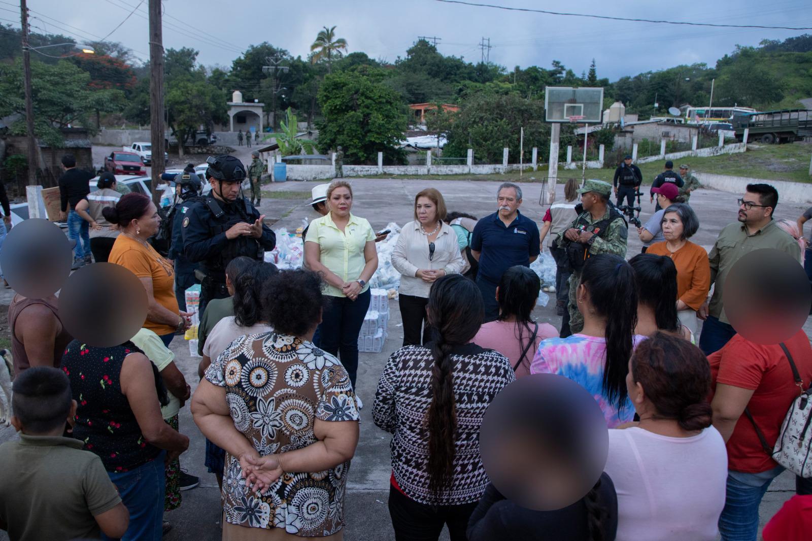 $!Autoridades estatales se reúnen con desplazados de Rosario tras jornada violenta