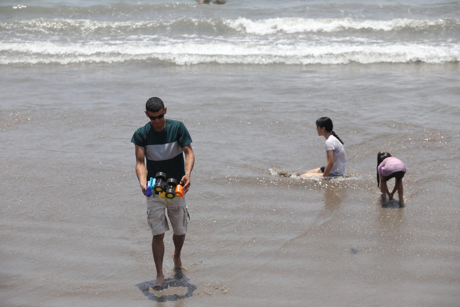 $!Familias enteras festejan en playas de Mazatlán a los papás en su día