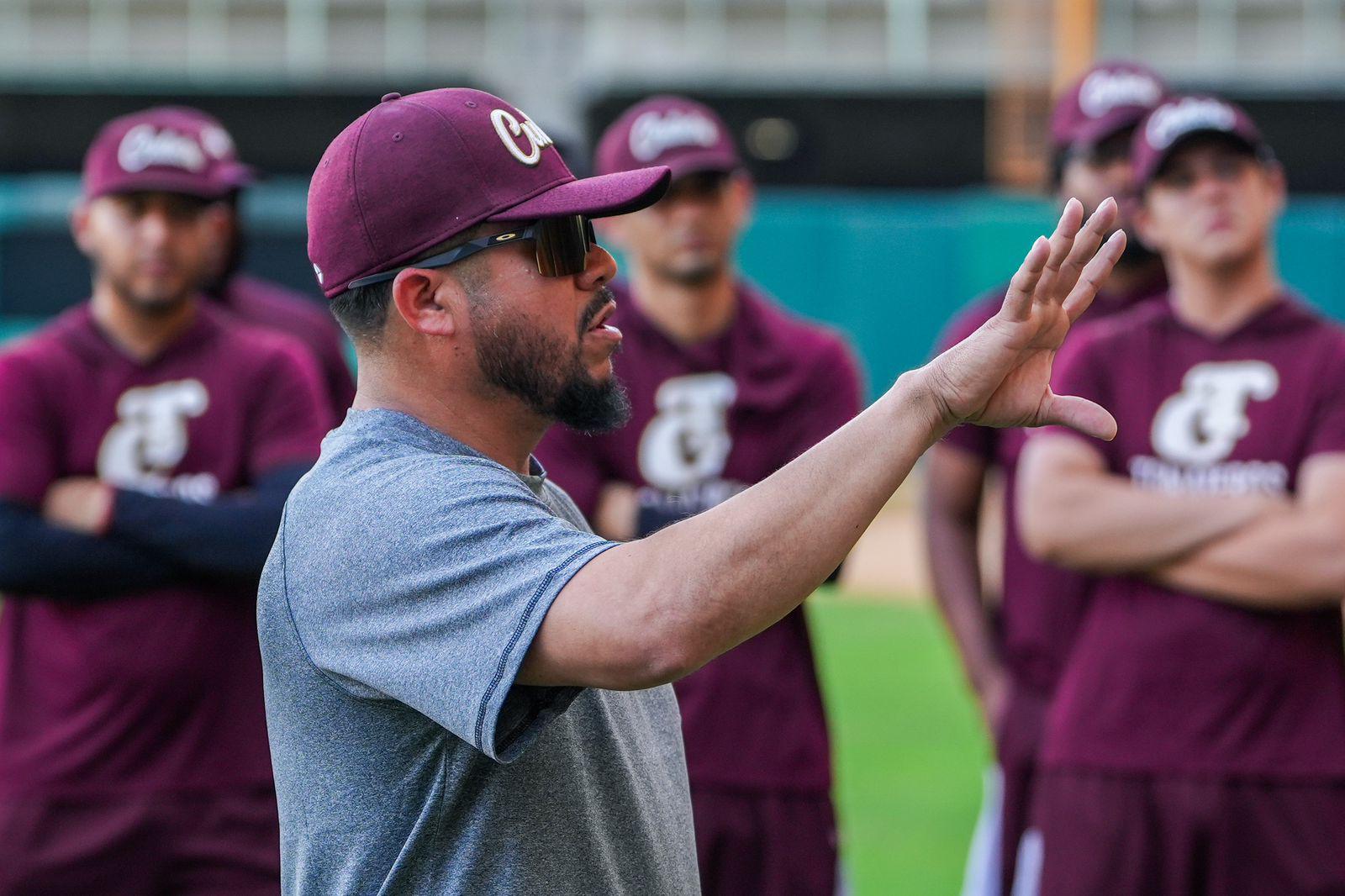 $!Vive Alfredo Amézaga su primer día como mánager de Tomateros de Culiacán