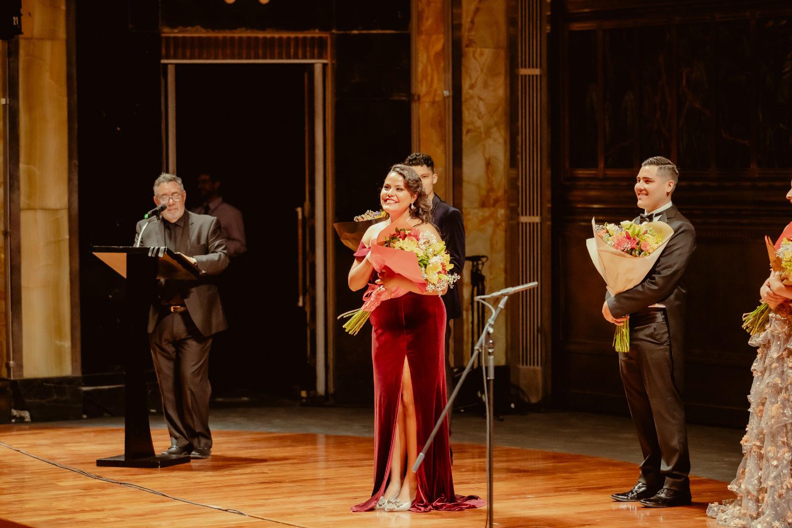 $!El tenor sinaloense, en el momento en que se reconoce a la soprano Jacqueline del Rocío Medina Pérez, ganadora del primer lugar.