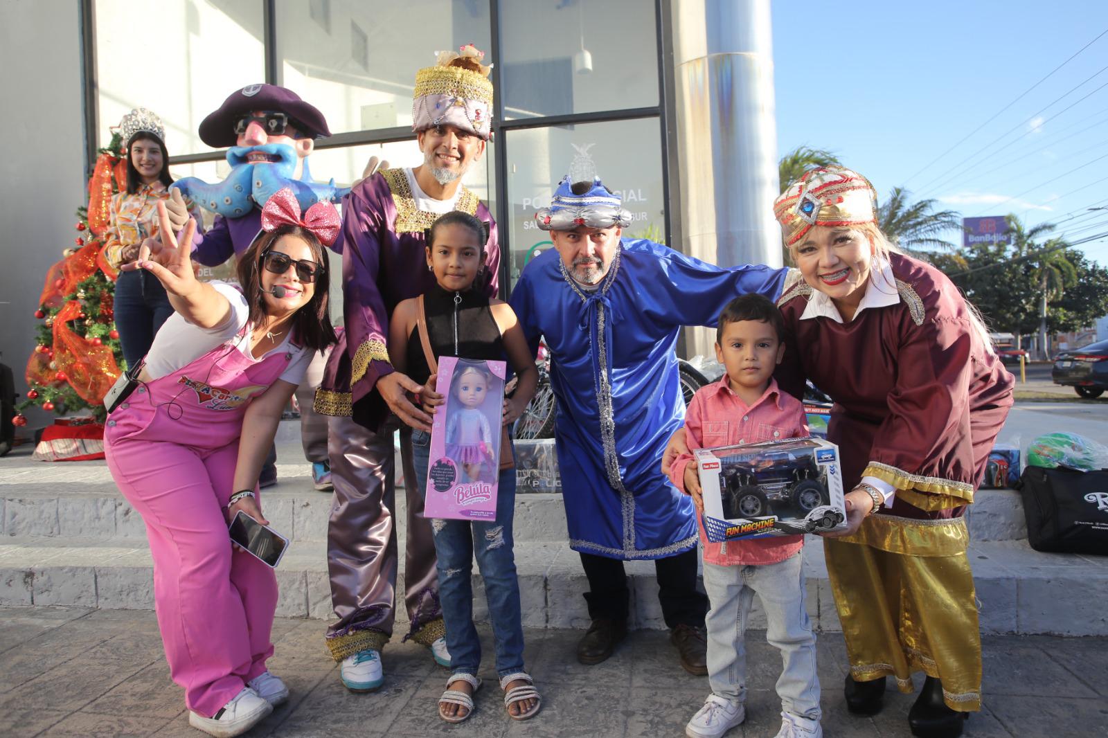 $!Viven niñas y niños mágica entrega de regalos de los Reyes Magos