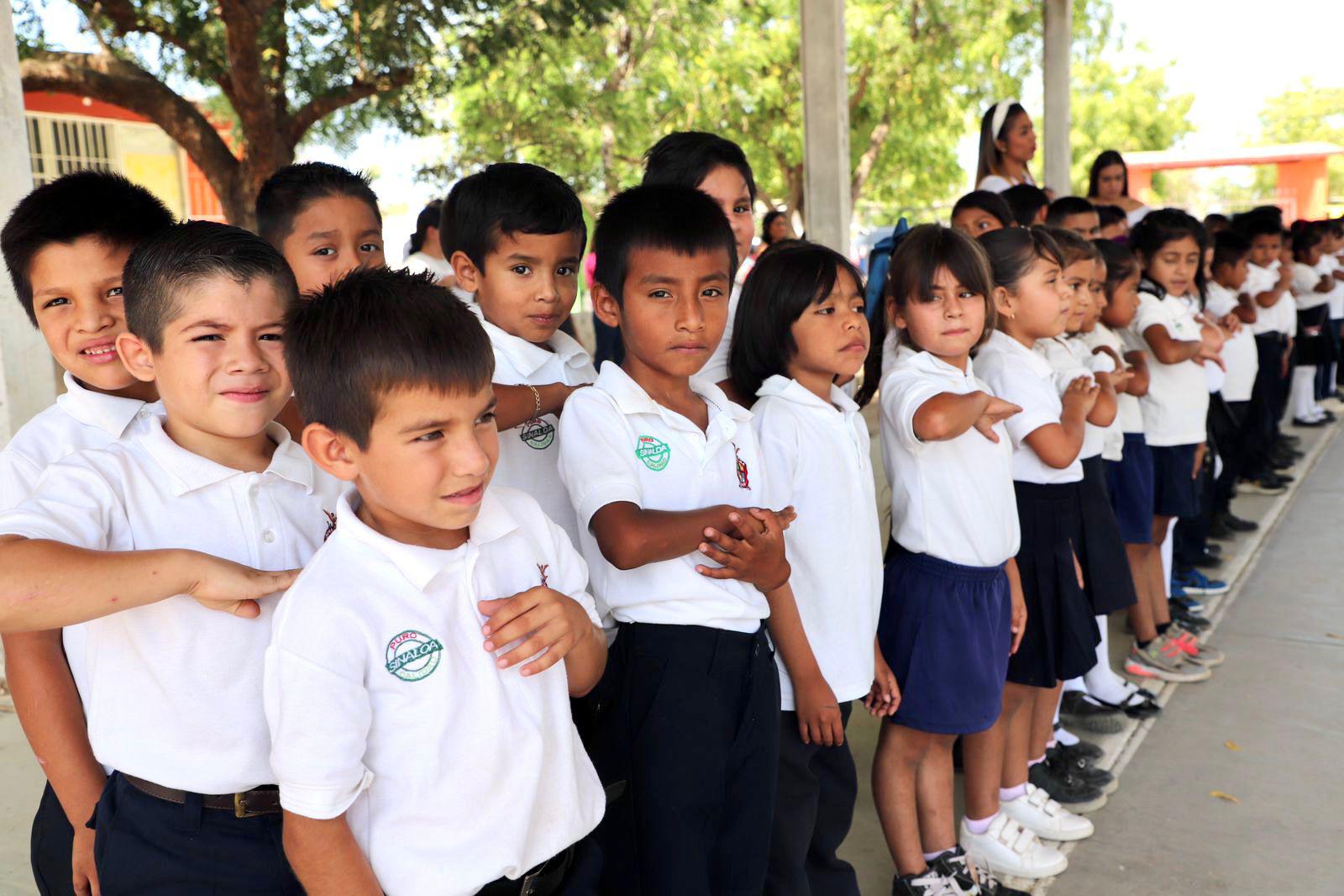 $!En la Escuela Primaria General Emiliano Zapata, de Tayoltita, los alumnos rinden honores a la Bandera Nacional.