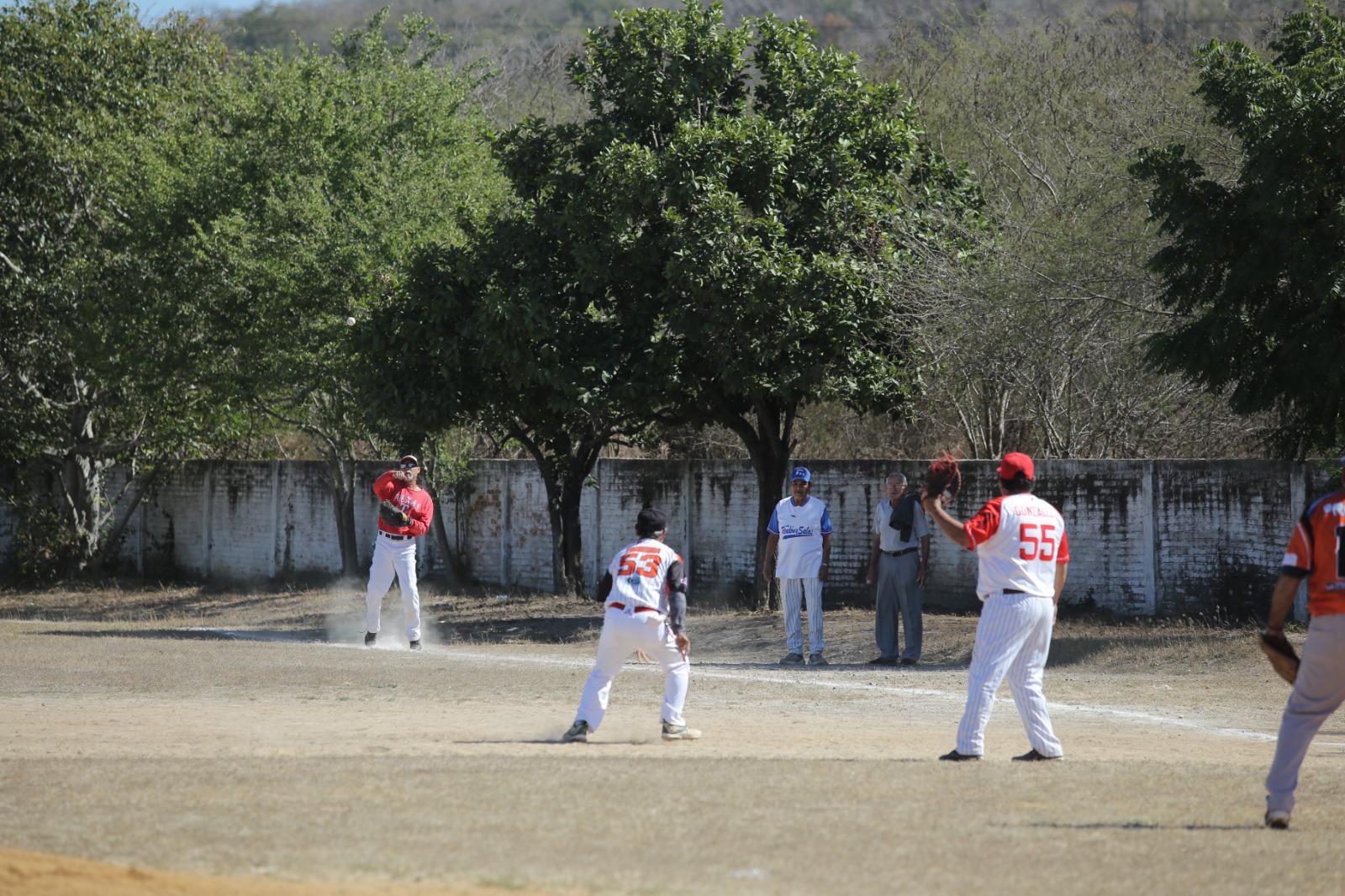 $!Familia Rendón y Salas saca victoria fraterna, en Liga de 60 años y más