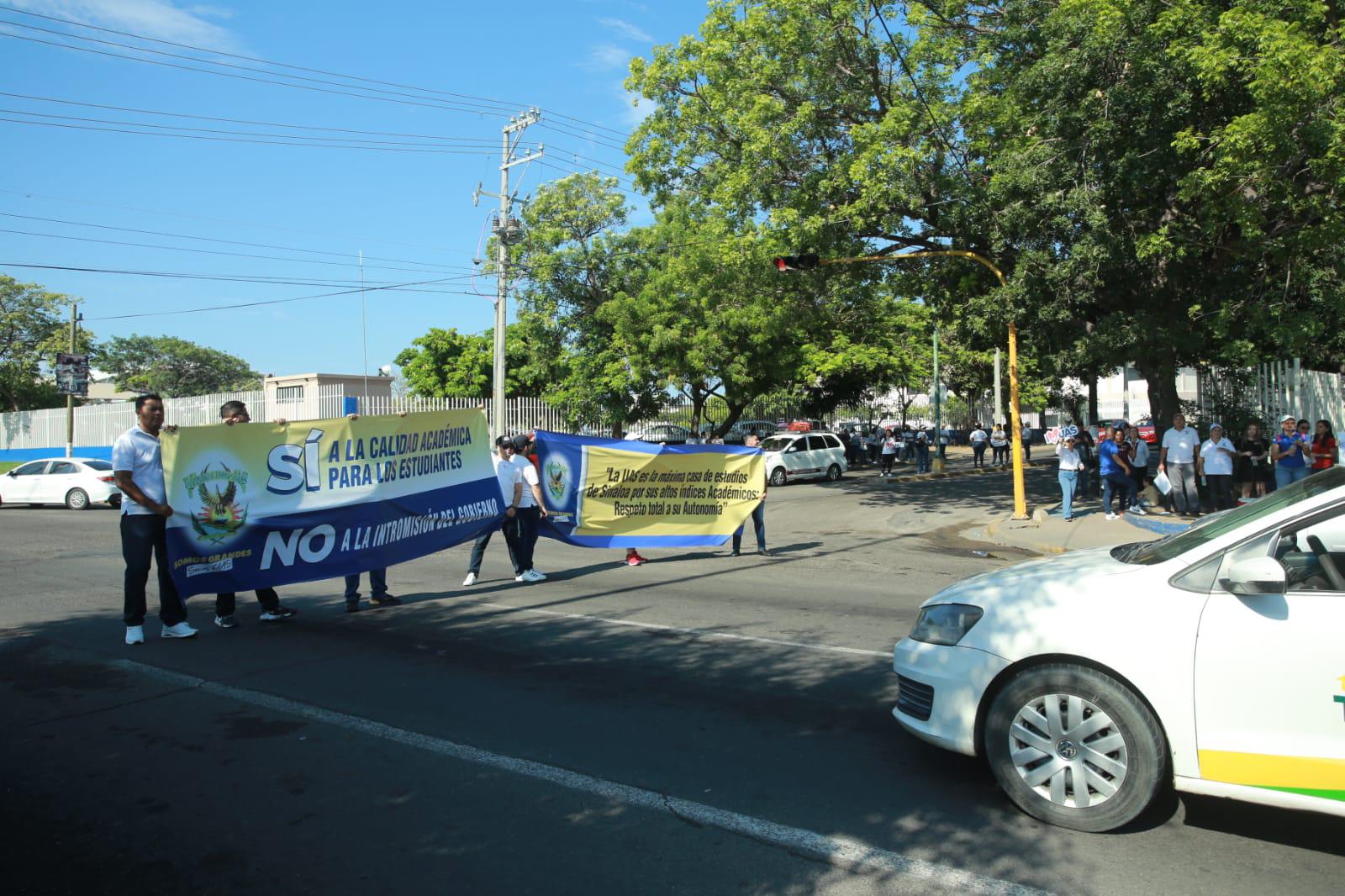 $!Se manifiestan también en Mazatlán en apoyo a la UAS