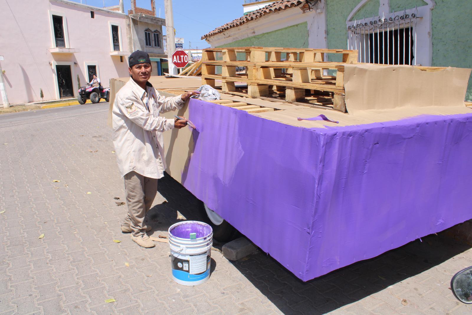 $!José Guadalupe ‘Cocama’, 25 años creando carros alegóricos en el desfile de la Primavera