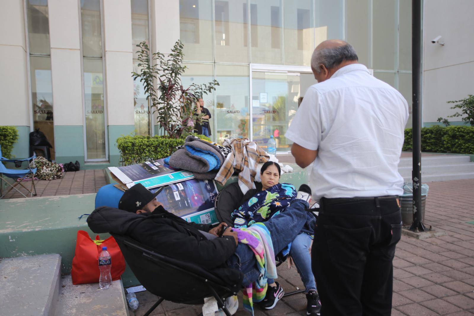 $!Familias recibirán el Año Nuevo a las afueras del Hospital General de Mazatlán