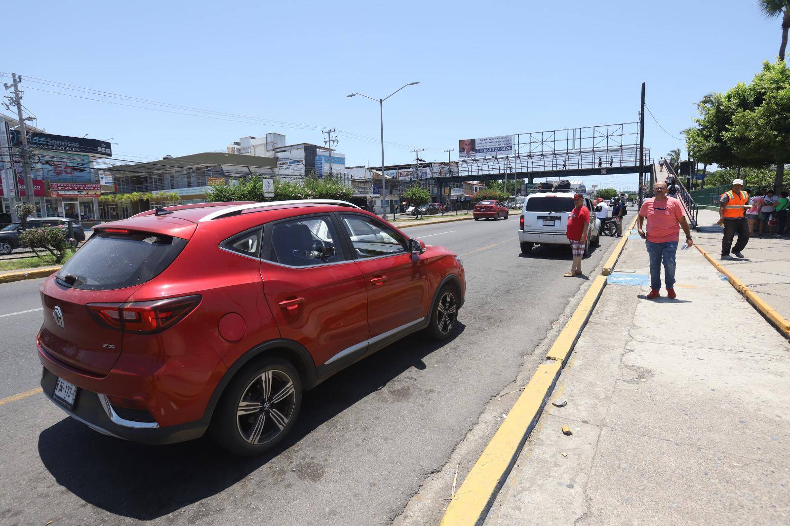 $!Carril preferencial en Mazatlán, un programa vial que nadie respeta: ni camioneros ni automovilistas