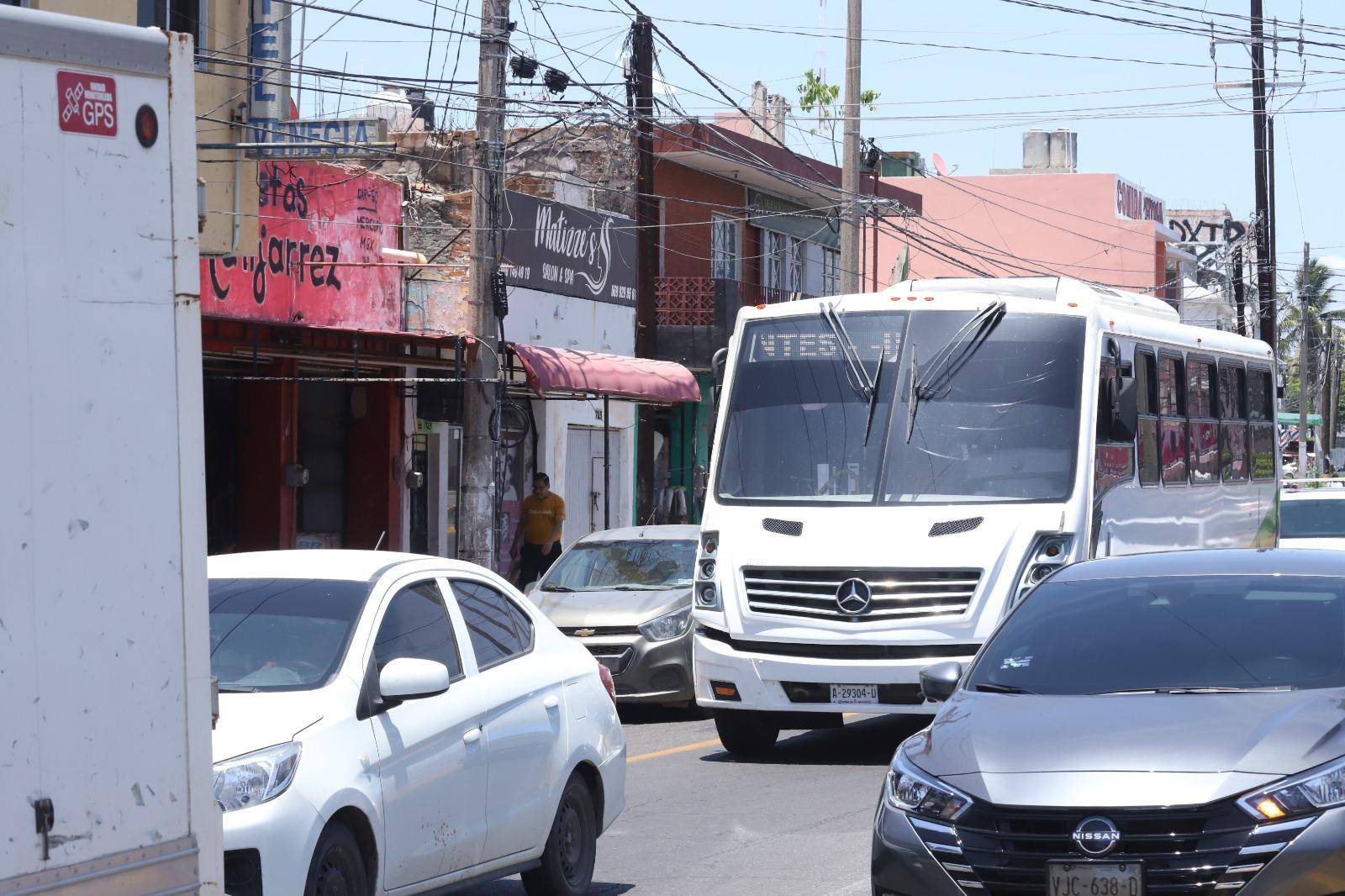 $!Carril preferencial en Mazatlán, un programa vial que nadie respeta: ni camioneros ni automovilistas