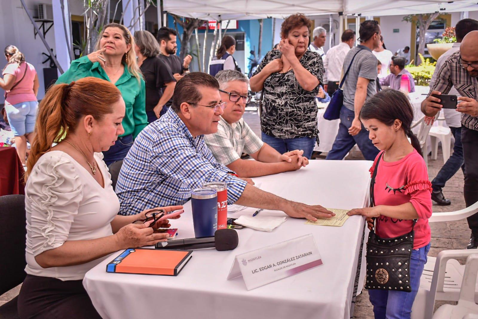 $!Después de 30 años, Doña Carmen recibe las escrituras de su vivienda