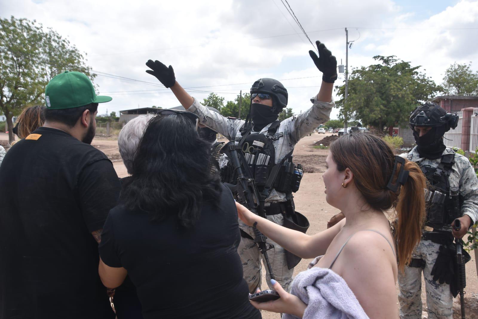 $!Suman 9 horas de operativo en Sánchez Celis, Eldorado; hay niños desaparecidos y personas sin vida