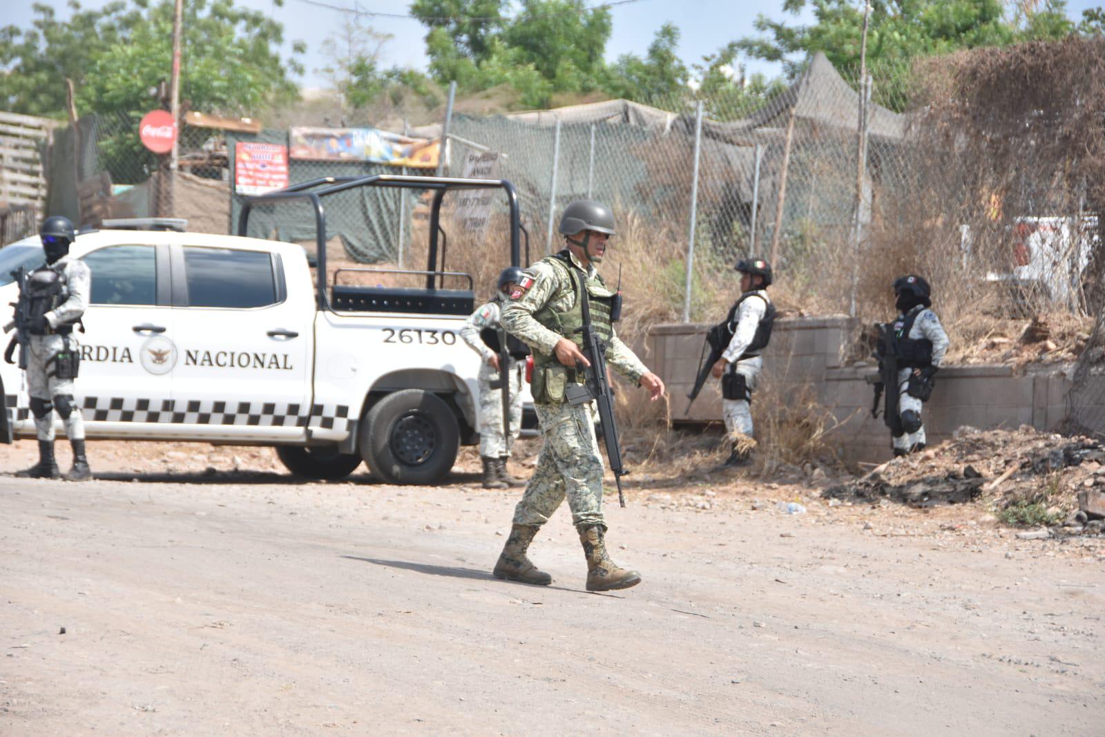 $!Asegura Ejército y FGR vehículos de lujo en finca al sur de Culiacán