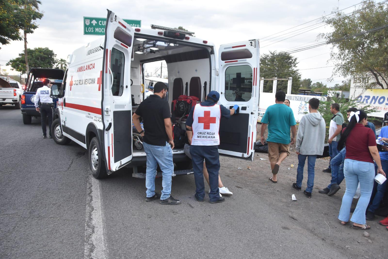 $!Camionazo en Culiacán deja un muerto y 17 heridos