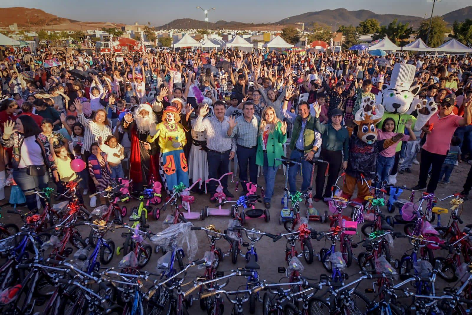 $!Festeja Gobierno municipal a niñas y niños por Día de Reyes Magos