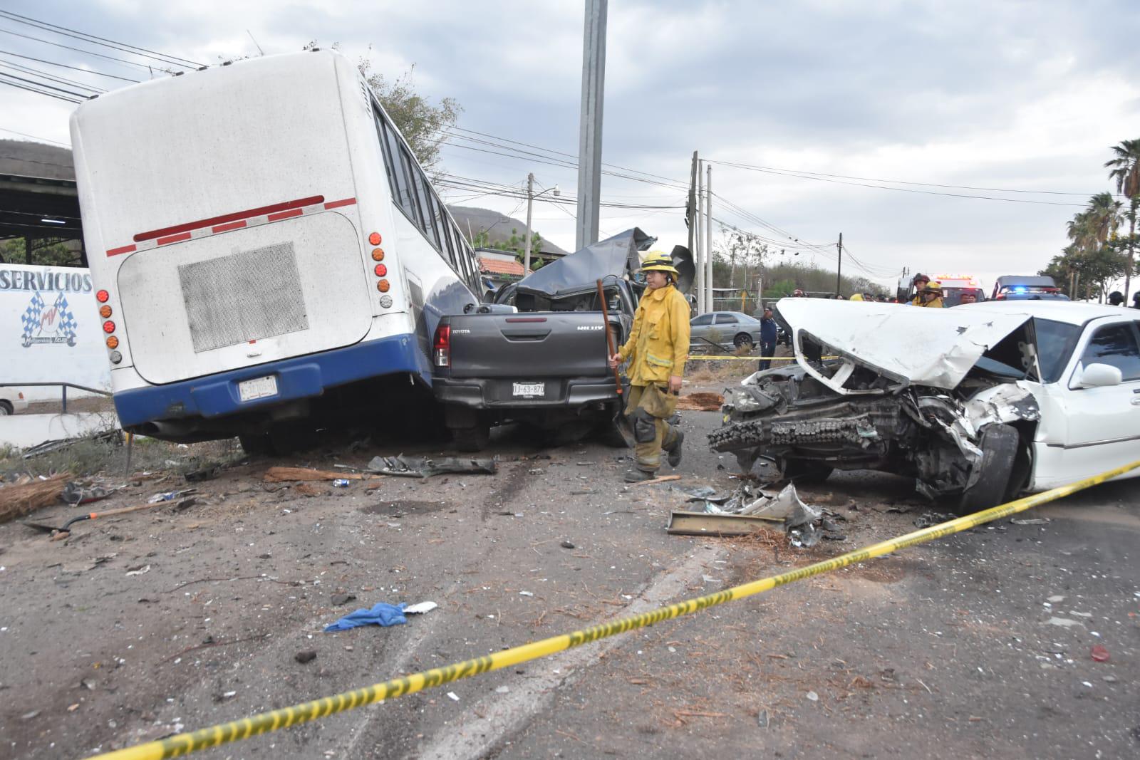 $!Camionazo en Culiacán deja un muerto y 17 heridos