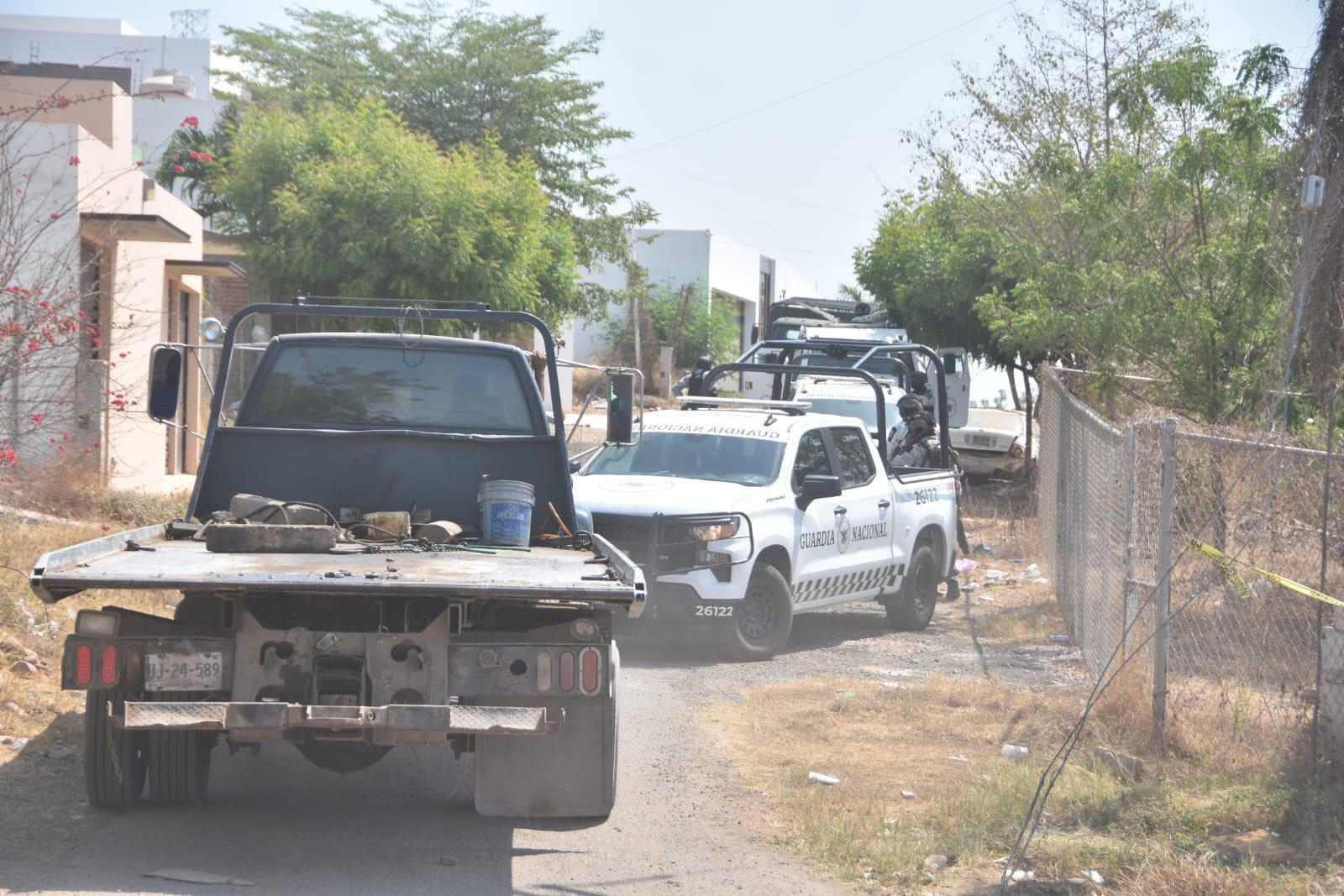 $!Asegura Ejército y FGR vehículos de lujo en finca al sur de Culiacán