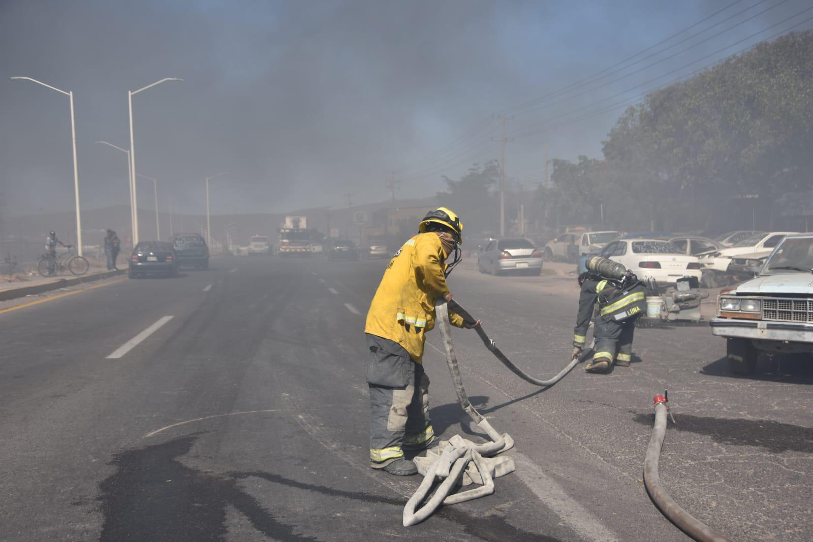 $!Evacuan a 140 personas por incendio al sur de Culiacán