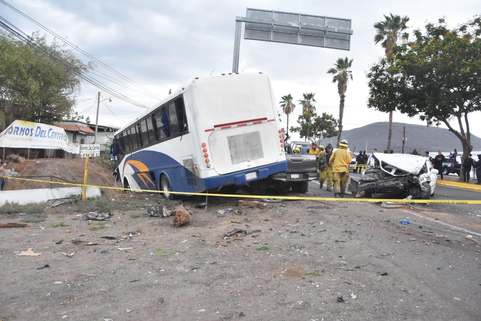 $!Camionazo en Culiacán deja un muerto y 17 heridos