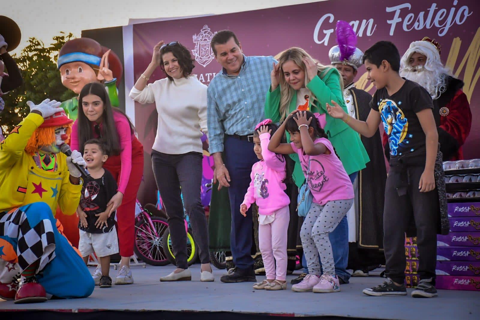 $!Festeja Gobierno municipal a niñas y niños por Día de Reyes Magos