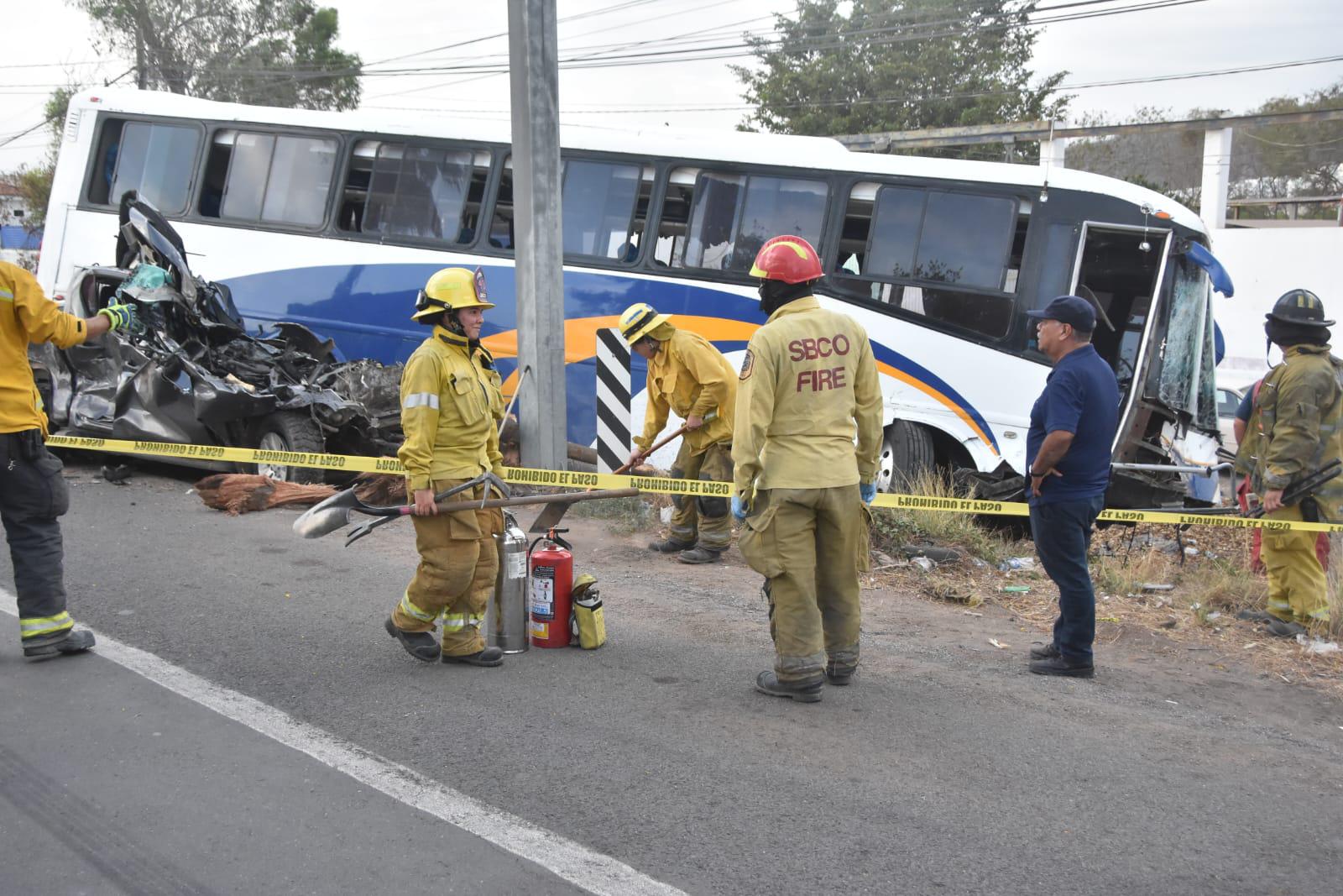 $!Camionazo en Culiacán deja un muerto y 17 heridos