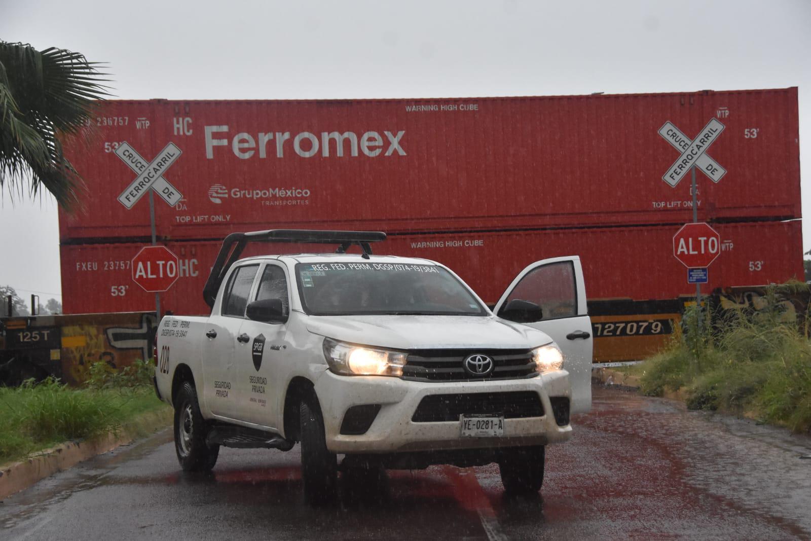 $!Queda varado tren de carga y bloquea circulación en el noroeste de Culiacán