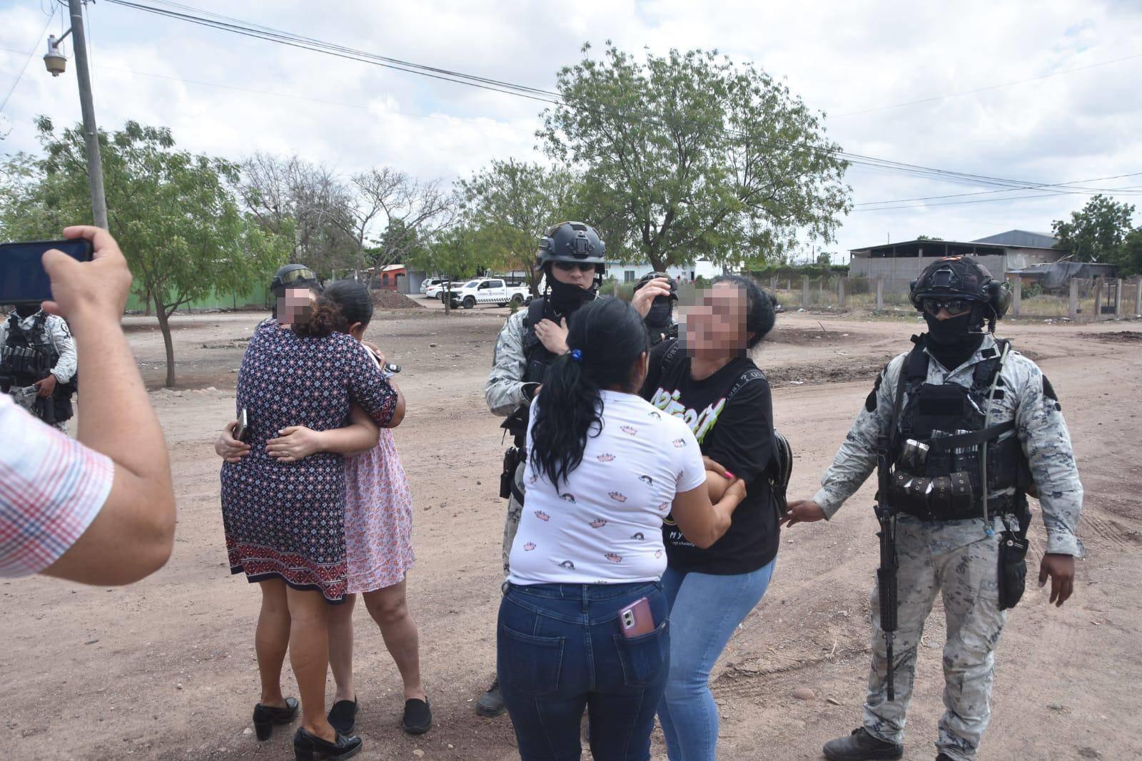 $!Suman 9 horas de operativo en Sánchez Celis, Eldorado; hay niños desaparecidos y personas sin vida