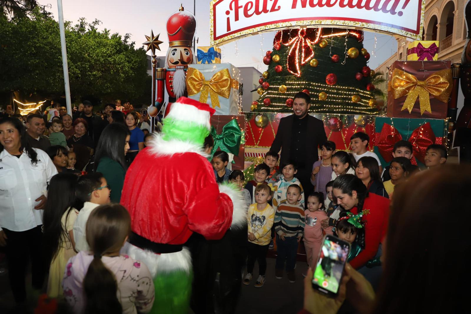 $!Llega la magia de la Navidad a Elota con el encendido del pino y festival cultural