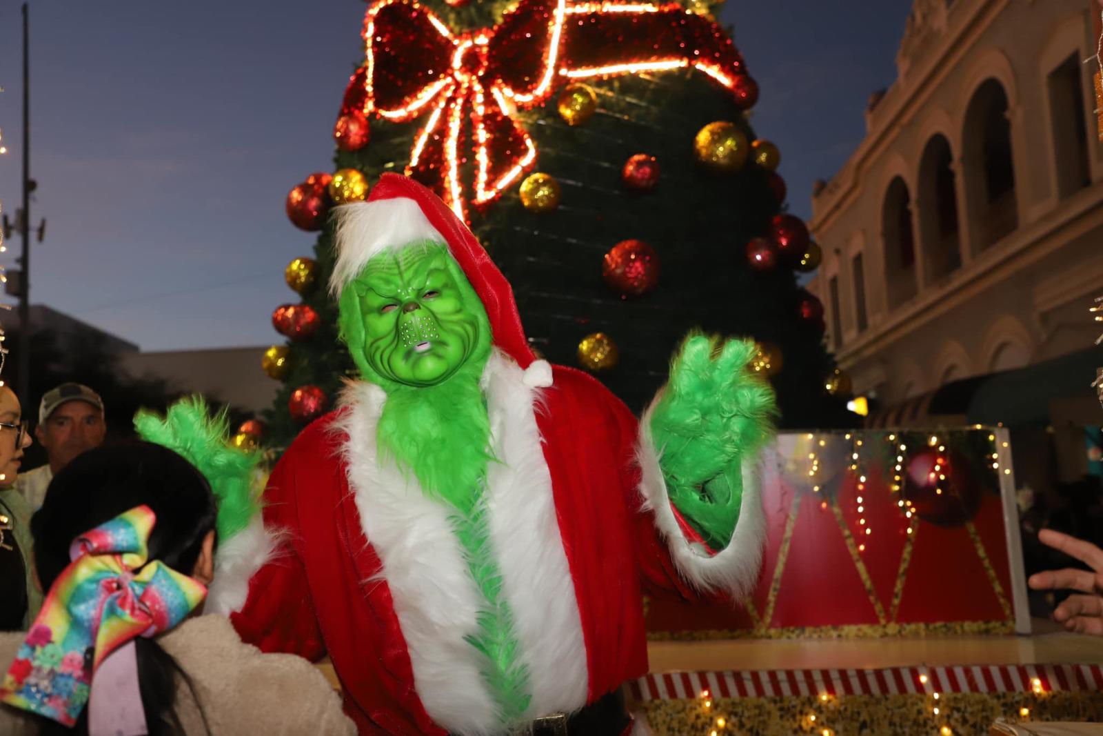 $!Llega la magia de la Navidad a Elota con el encendido del pino y festival cultural