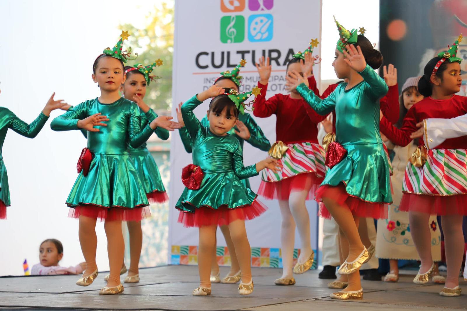 $!Llega la magia de la Navidad a Elota con el encendido del pino y festival cultural