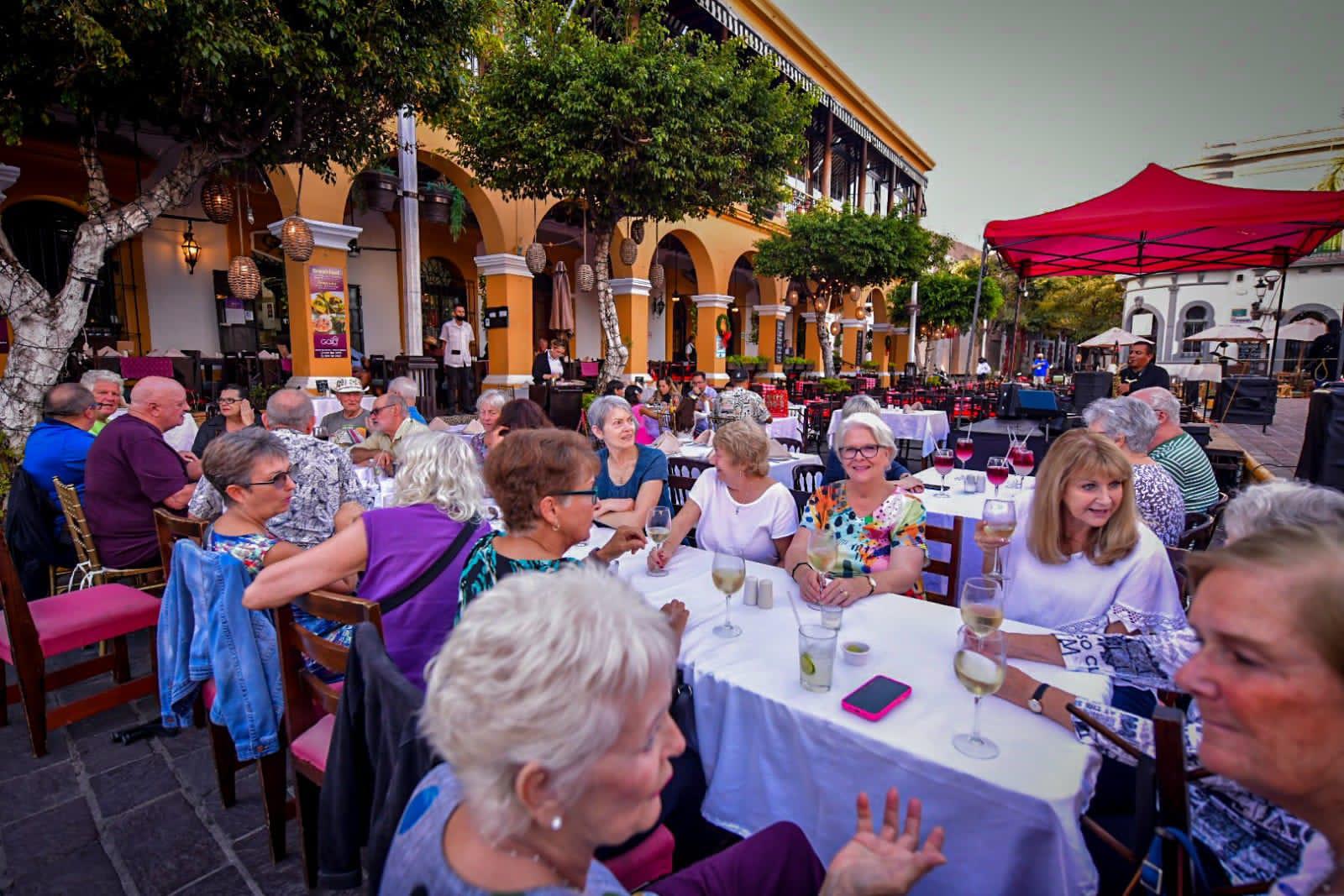 $!Defienden extranjeros que Mazatlán es seguro; realizan caminata por el Centro Histórico