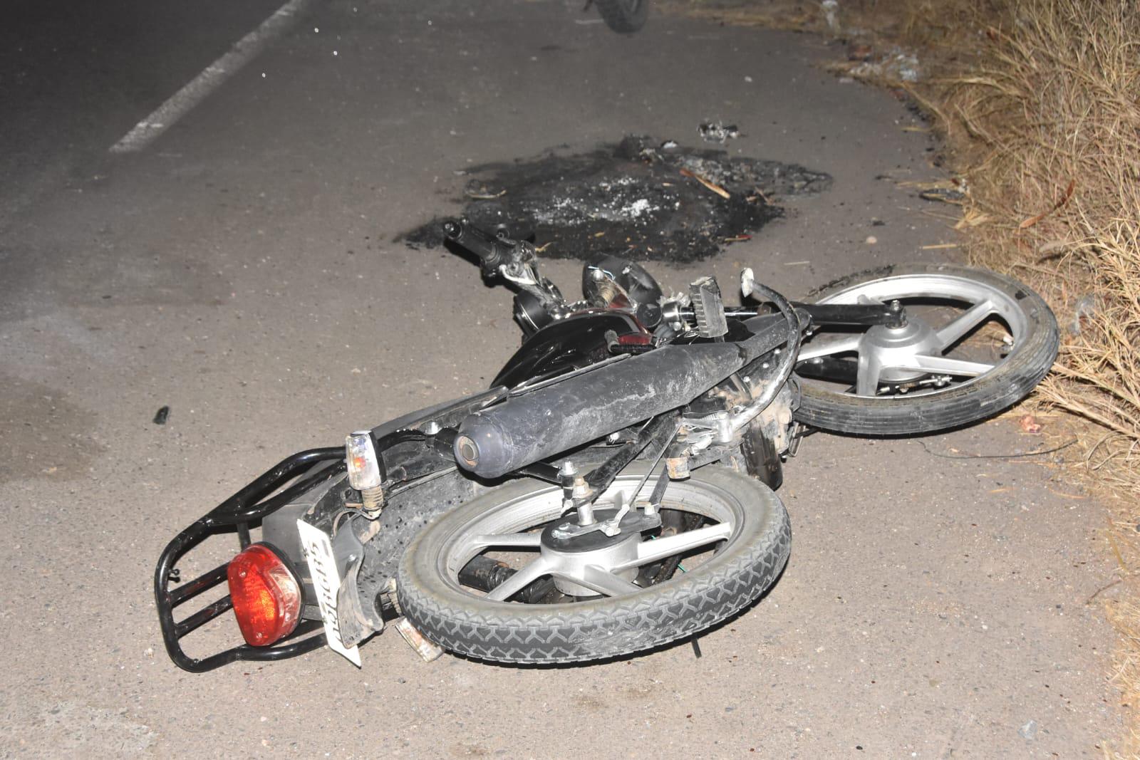 $!Muere motociclista tras ser arrollado por vehículo en carretera a El Sauz, en Culiacán