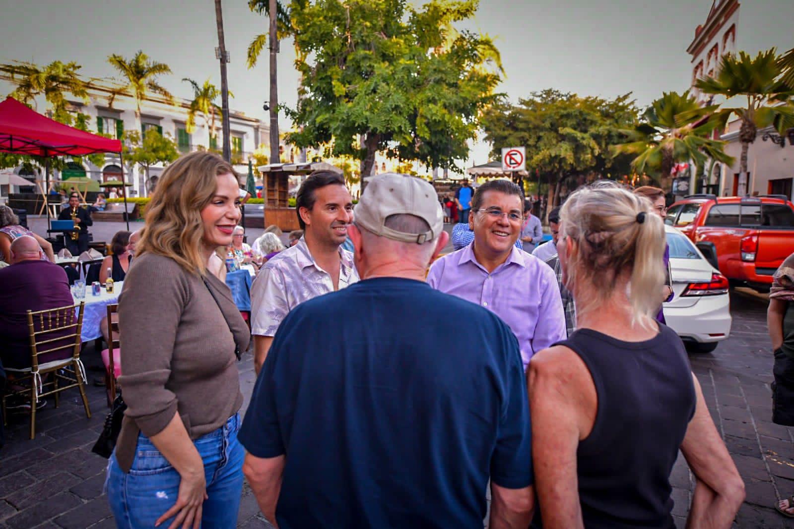 $!Defienden extranjeros que Mazatlán es seguro; realizan caminata por el Centro Histórico