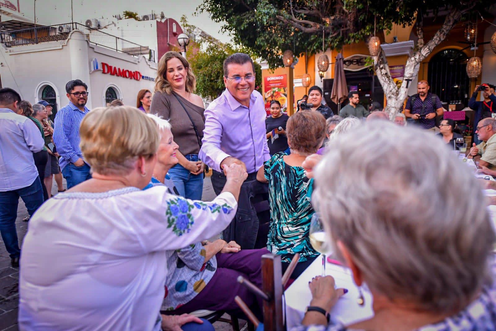 $!Defienden extranjeros que Mazatlán es seguro; realizan caminata por el Centro Histórico